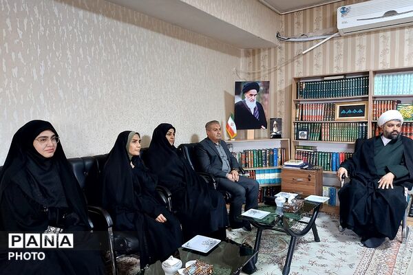 دیدار نوروزی رئیس و کارکنان اداره آموزش و پرورش کهریزک با امام جمعه منطقه 