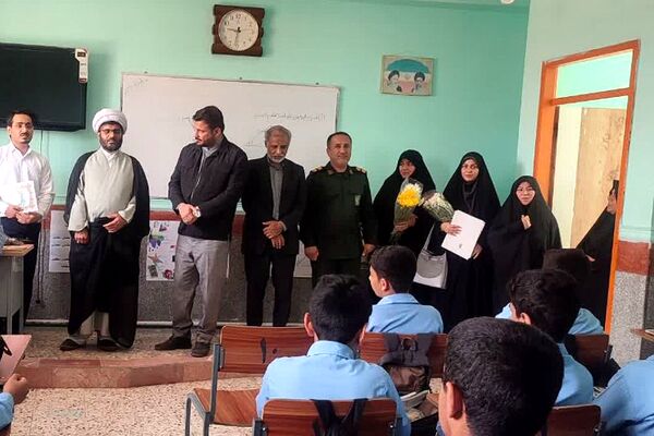 تجلیل از مدیر و کارکنان مدرسه نمونه رازی سعدآباد