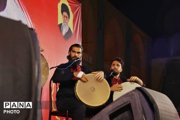 هنرمندان پای کار انقلاب