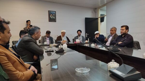 دیدار کادر آموزشی مدارس و دانش‌آموزان با امام جمعه شهرستان ساوه