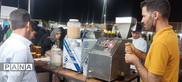 نمایشگاه پسته و محصولات غذایی در شهر احمدآباد اردکان