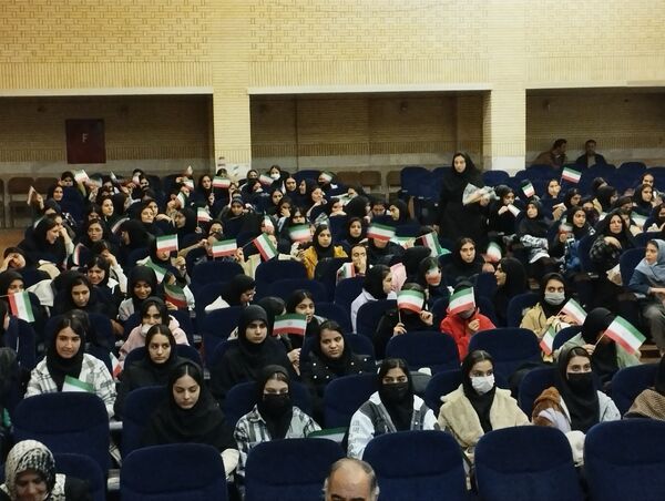 طنین شعرهای محلی در همایش شعر نهاوند