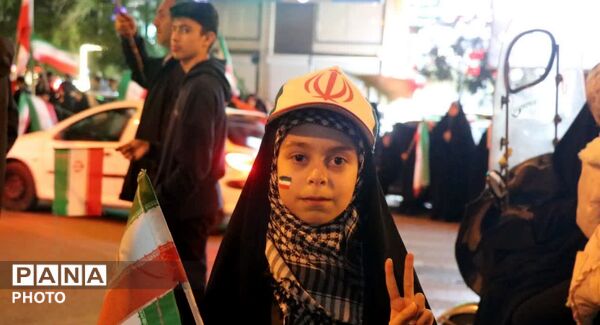 الله اکبر و پرچم ایران؛ نماد مقاومت نوجوانان همدانی در تجمعات شبانه