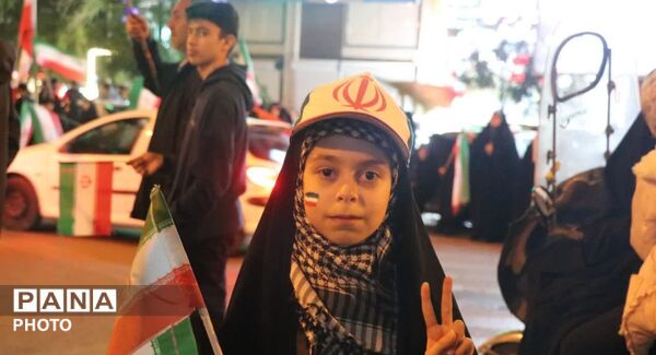 الله اکبر و پرچم ایران؛ نماد مقاومت نوجوانان همدانی در تجمعات شبانه
