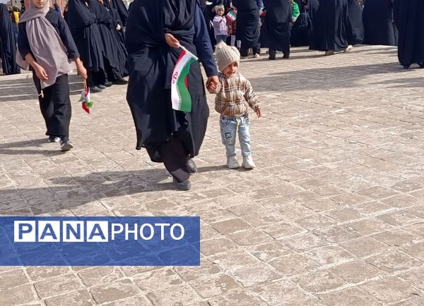 نسل آینده در راهپیمایی ۲۲ بهمن شهرستان کندر دیده شد