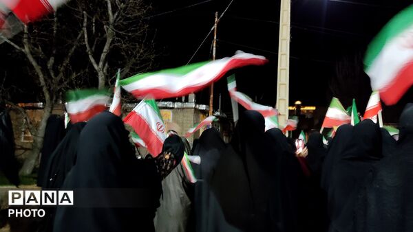 زن و مرد و پیر و جوان این شب ها در اجتماعات خیابانی شهر بار 