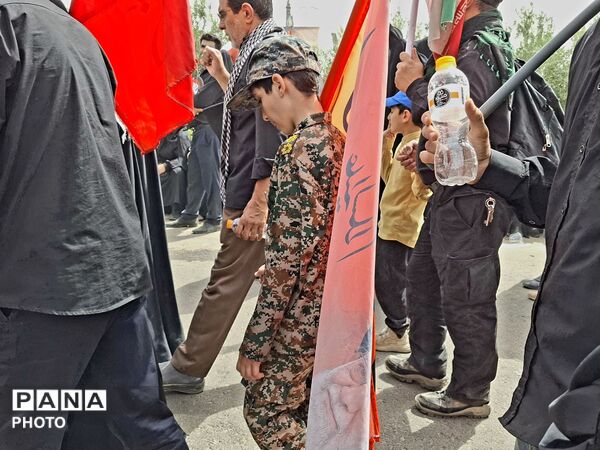 وداع پرشور نوجوانان با آقای شهید ایران 