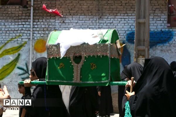 هنگامی که خورشیدِ عصر عاشورا، بر پیکرِ تشنه و بی‌کسی فرود آمد...