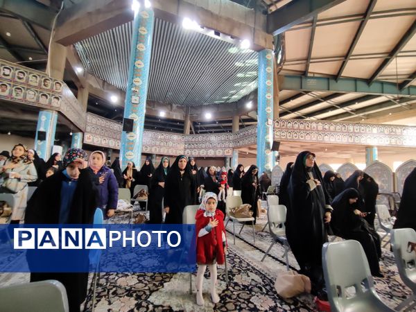 دکلمه‌خوانی دانش‌آموزان در مقابل مادران شهرستان قدس به‌مناسبت روز مادر