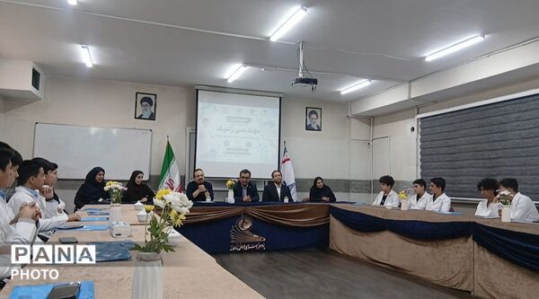 کارسوق دانش آموزان سمپادی در پژوهش سرای ابوریحان ناحیه ۵ 