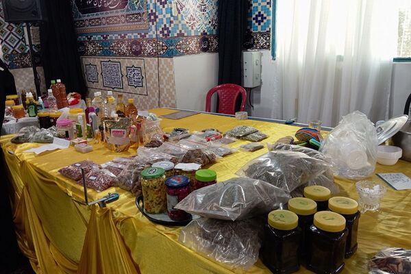 حضور دانش آموزان دبیرستان دخترانه دانش نیا در نمایشگاه صنایع دستی حوزه علمیه 