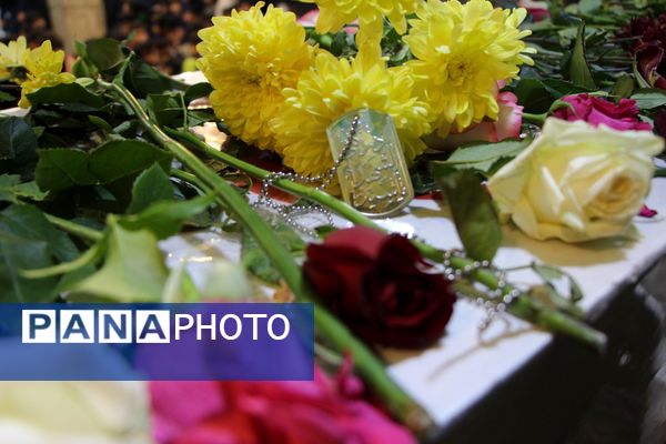 عطر شهادت در کلاس درس؛ دانش‌آموزان سامان میزبان پیکر پاک شهید گمنام شدند