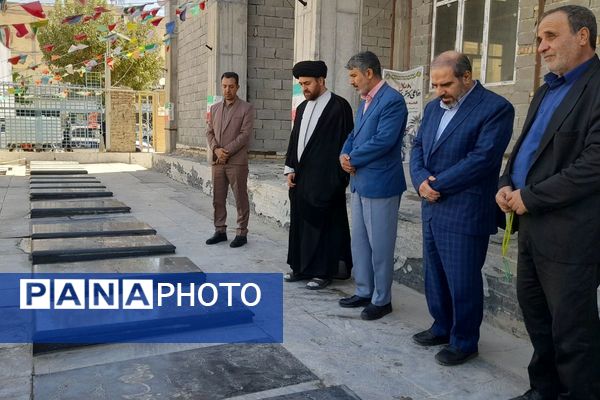 غبارروبی مزار شهدا در امام زاده حسن(ع) نسیم‌شهر