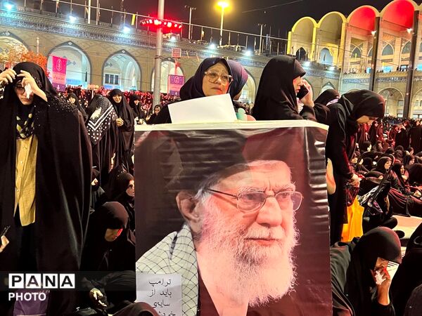 وداع حماسی مردم با شهدای وطن در مصلای تهران