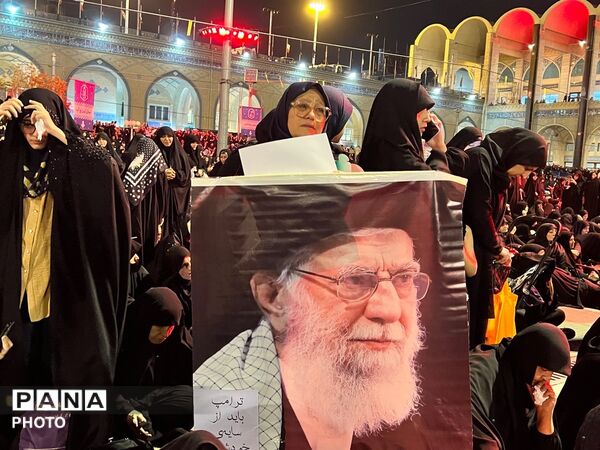 وداع حماسی مردم با شهدای وطن در مصلای تهران
