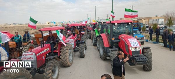 رژه تراکتورسواران کبودراهنگ در حمایت از نیرو‌های مسلح
