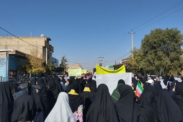 حضور دانش آموزان دبیرستان طالقانی داریون در تجمع ۱۳ آبان