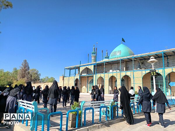 غبارروبی گلزار شهدا توسط دانش آموزان دبیرستان فرهیختگان