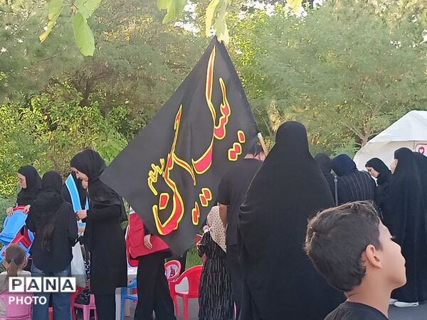 رقص پرچم‌ها در باد عزای کاشمر هم‌صدایی آسمان با زائران