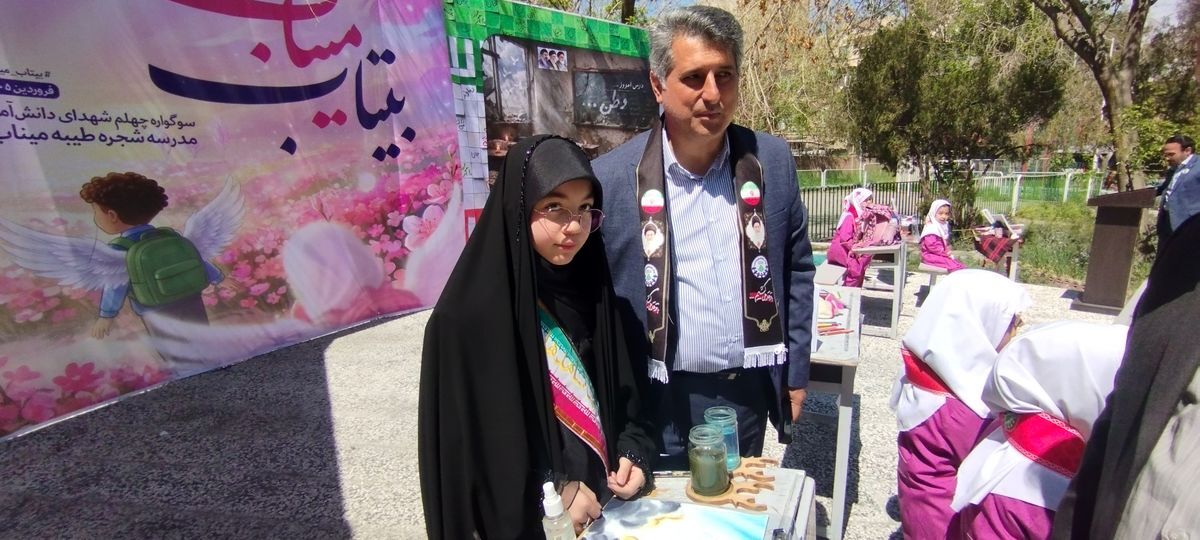 حضور فرهنگیان و دانش‌آموزان منطقه ۱۰ در مراسم چهلم شهدای دانش‌آموز شهر میناب