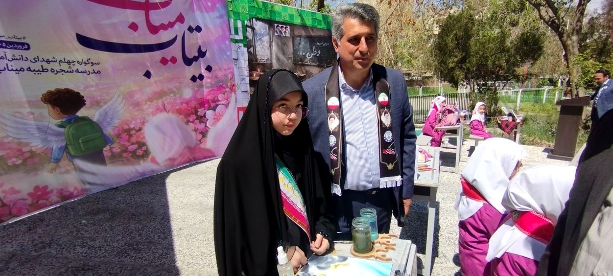 حضور فرهنگیان و دانش‌آموزان منطقه ۱۰ در مراسم چهلم شهدای دانش‌آموز شهر میناب