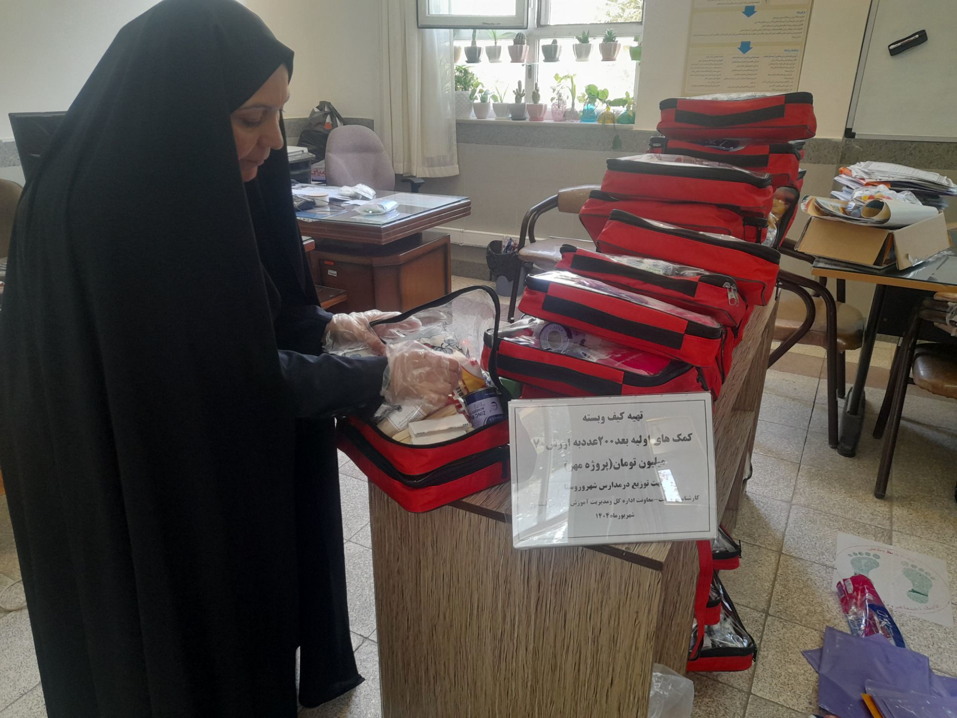 اهدای ۱۷۰ کیف و بسته کمک‌های اولیه به مدارس شهر و روستاهای اطراف نیشابور 