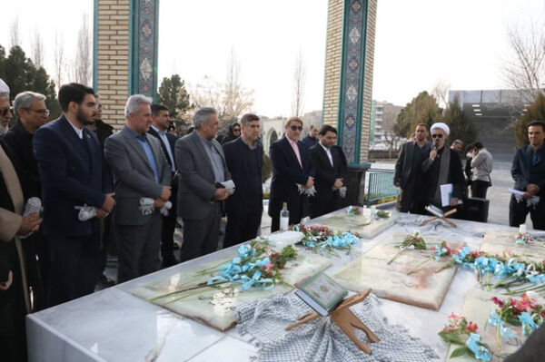 آیین گلباران مزار شهدا و غرس نهال به یاد شهدا در دانشگاه آزاد واحد کرج