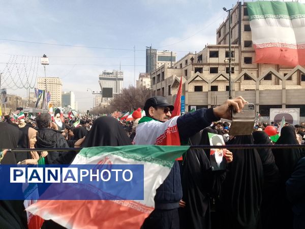 مشهد الرضا شاهد غوغا مردم در راهپیمایی ۲۲ بهمن شد