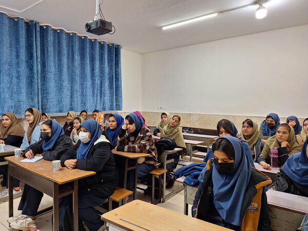 بازدید مدیرکل آموزش و پرورش استان اصفهان از مدرسه حضرت زینب (س) ناحیه ۴ (در طرح نماد)