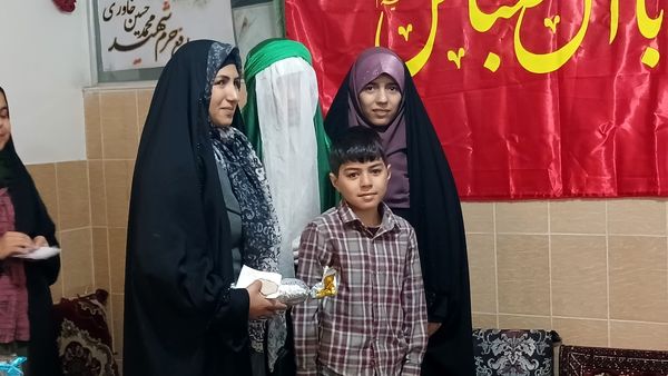 تقدیر دانش‌آموزان فعال فرهنگی‌هنری از مادرانشان با همکاری مربی در محمدشهر کرج