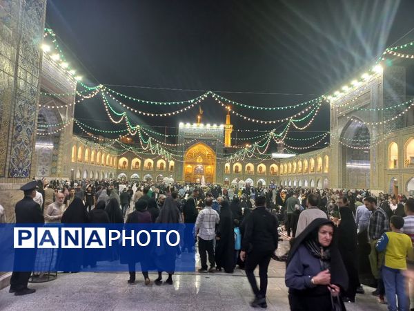 سیل عظیم زائران و مجاوران حرم امام رضا (ع) در شب ولادت یازدهمین امام شیعیان