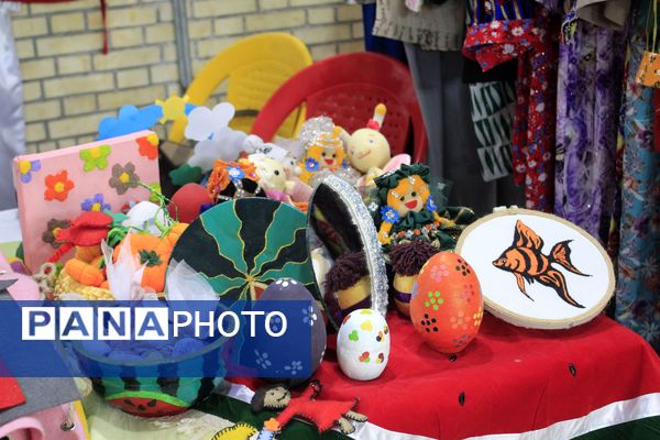 نمایشگاه دست‌سازه‌های هنرجویان هنرستان و کاردانش