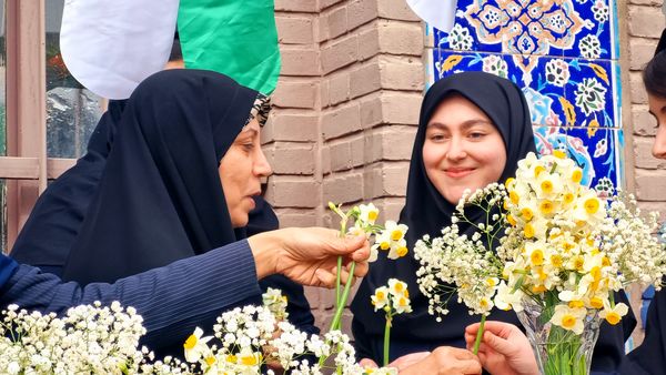 عطر نرگس در دبیرستان طلیعه شاهد پیچید