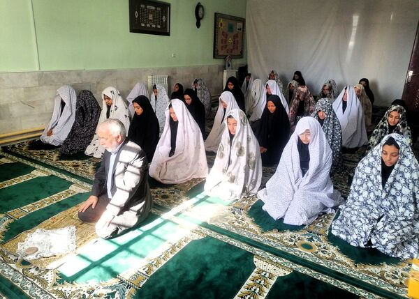 جلسه جهاد اسلامی حجاب و عفاف دختران در دبیرستان حاج مهدی روحانی شهرستان خلیل آباد 
