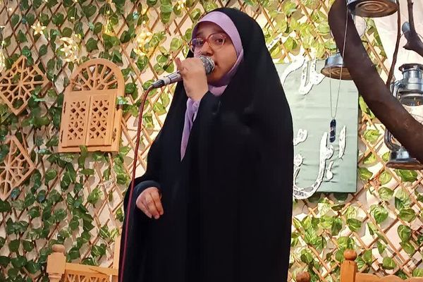 لحظات ناب راز و نیاز دانش‌آموزان دختر اسلامشهری در خلوت عاشقانه با خدا در اعتکاف