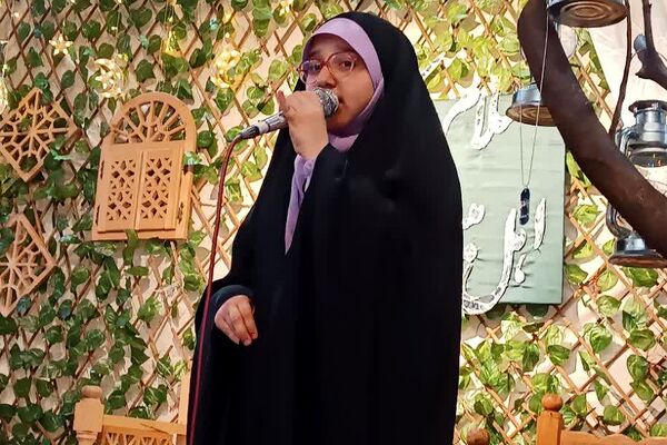 لحظات ناب راز و نیاز دانش‌آموزان دختر اسلامشهری در خلوت عاشقانه با خدا در اعتکاف