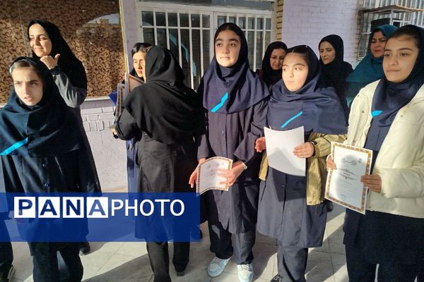 تجلیل از دانش آموزان ممتاز دبیرستان عطیه 
