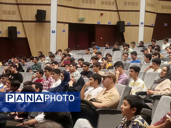 همایش روبیس شو با حضور رتبه‌های برتر کنکوری در نیشابور