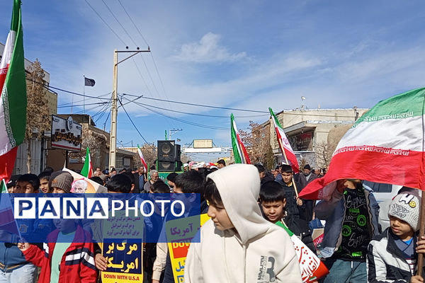 حضور پرشور دانش‌آموزان شهر بهمن در راهپیمایی ۲۲ بهمن ماه