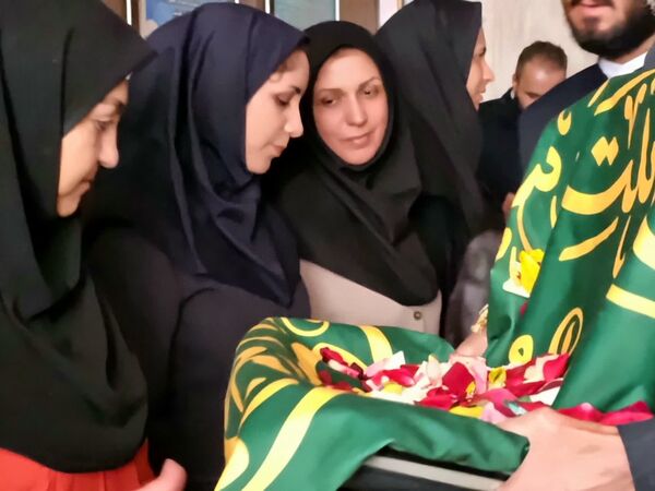 پرچم گردانی حرم مطهر امام رضا (ع) در دبیرستان دخترانه خدیجه کبری (س) ناحیه۴ اصفهان