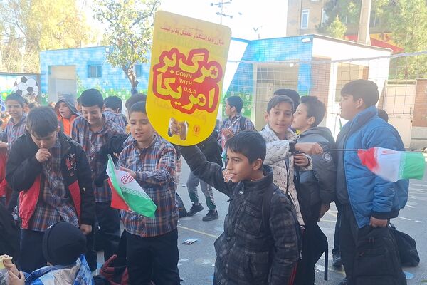 شادی دانش‌آموزان معارف ۶ در جشن پیروزی انقلاب 