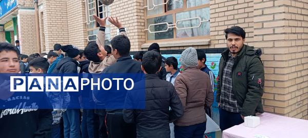 برگزاری بازار چه دانش‌آموزی دبیرستان پسرانه متوسطه اول آزادگان شهرستان کاشمر 