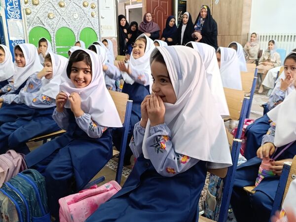 رنگین‌کمان شادی و علم در جشن شکوفه‌های کلاس اولی یزدانی