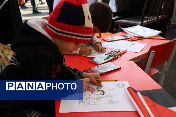  از قاب نگاه نوجوان تا فریاد «مرگ بر استکبار»