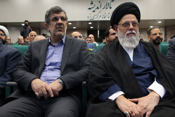 نشست بررسی کتاب همسفر آتش و برف یزد