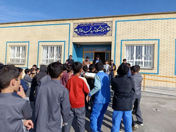 تجلیل از برگزیدگان مسابقات در مدرسه شهید غلامی خلیل آباد 