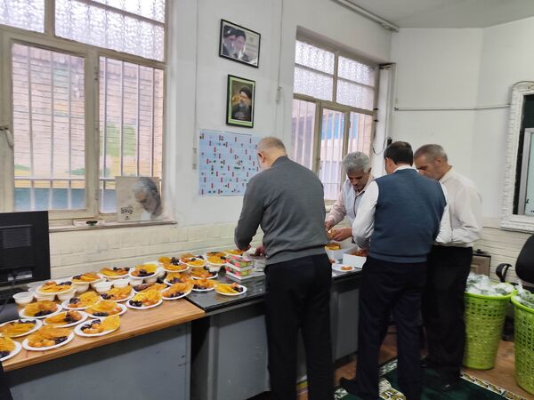برپایی سفره افطار در دبیرستان امام علی(ع)ناحیه پنج 