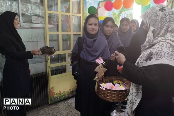 جشن «جوانه‌ها»؛ آغاز یک مسیر تازه برای هفتمی‌های دبیرستان هدی 