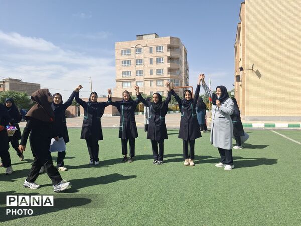 اجرای مسابقات ورزشی در دبیرستان پدران آسمانی 