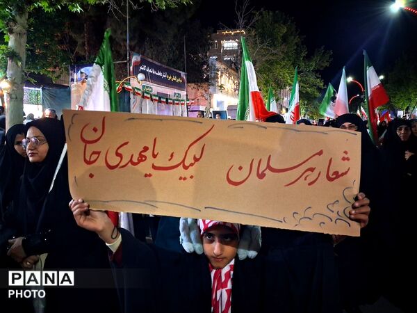مردم کاشمر پلاکارد به دست در اجتماعات شبانه